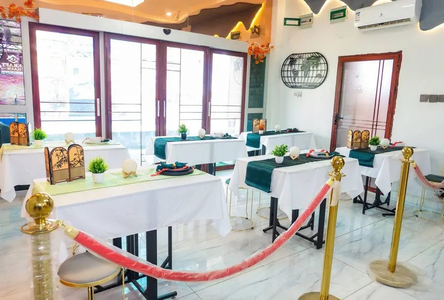 Restaurant set for service